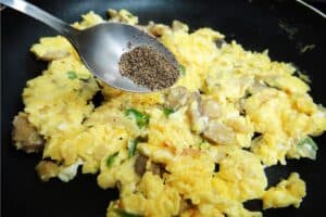 scrambled eggs with mushrooms - Recipe - Step 13