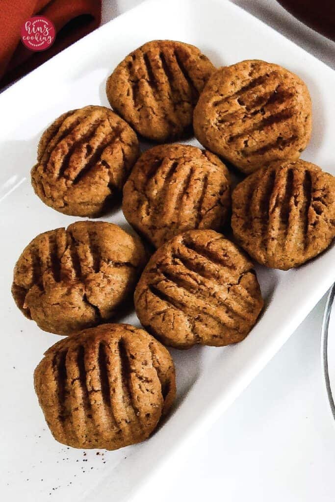 8 coffee cookies in white plate